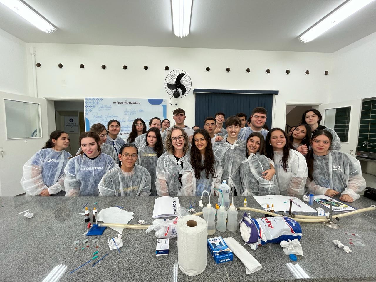 Alunos do Ensino Médio têm aula prática de Química em laboratório do